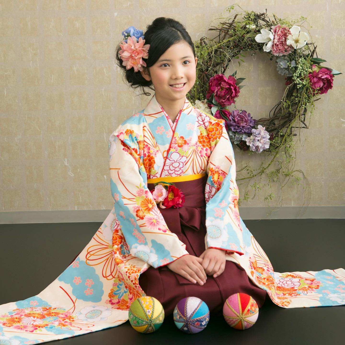 小学生卒業袴撮影
 
白地に色鮮やかなお花があしらわれたお着物がお嬢さんの雰囲気にも合っていて素敵ですね🥰
 

︎
︎
︎
︎
︎