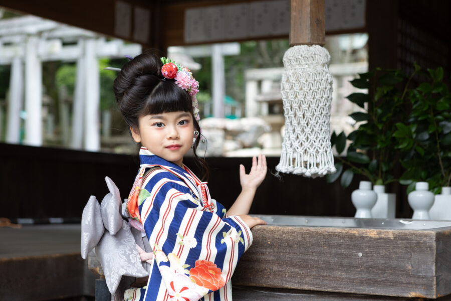 七五三で神社へお参りする写真