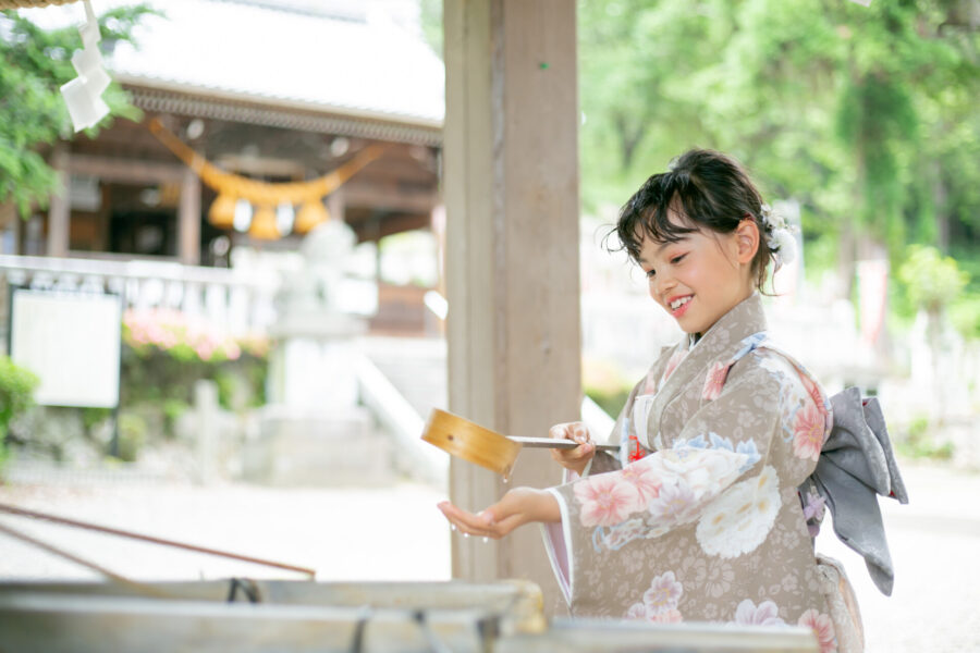 七五三のお参りで手水舎を利用する様子